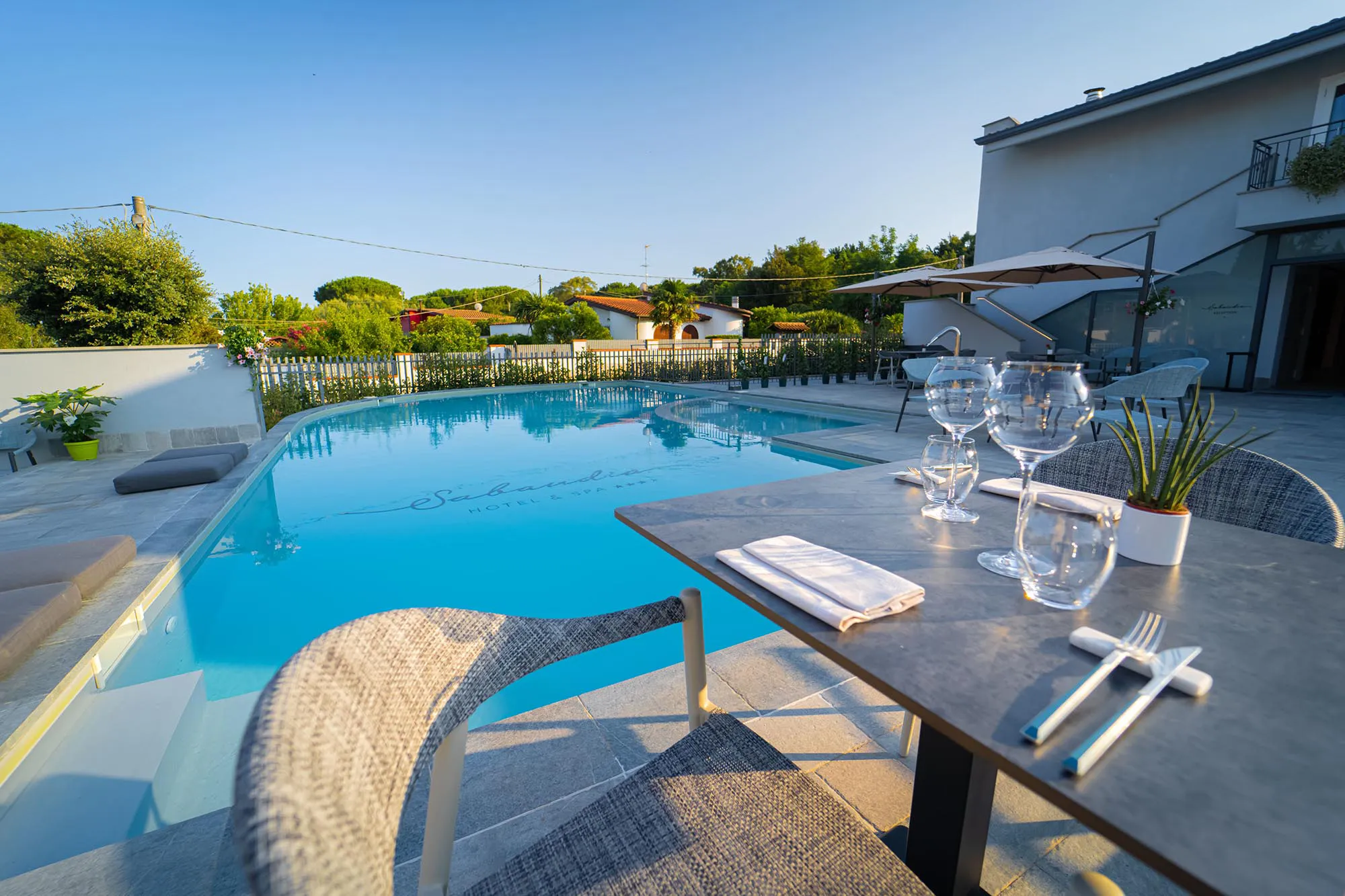 Nell'immagine un tavolino del ristorante a bordo piscina.