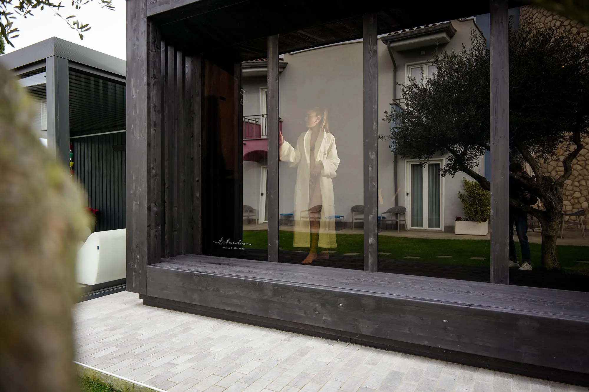 Nell'immagine una ragazza nella Sauna dell'hotel.