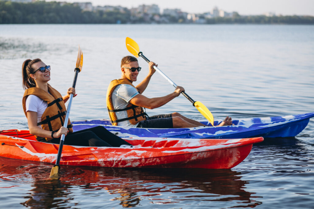 Attività di kayak sul lago di Sabaudia nel Parco Nazionale del Circeo vicino all’Hotel Sabaudia