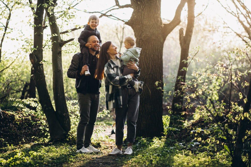 Famiglia in passeggiata nella natura del Parco Nazionale del Circeo vicino a Sabaudia