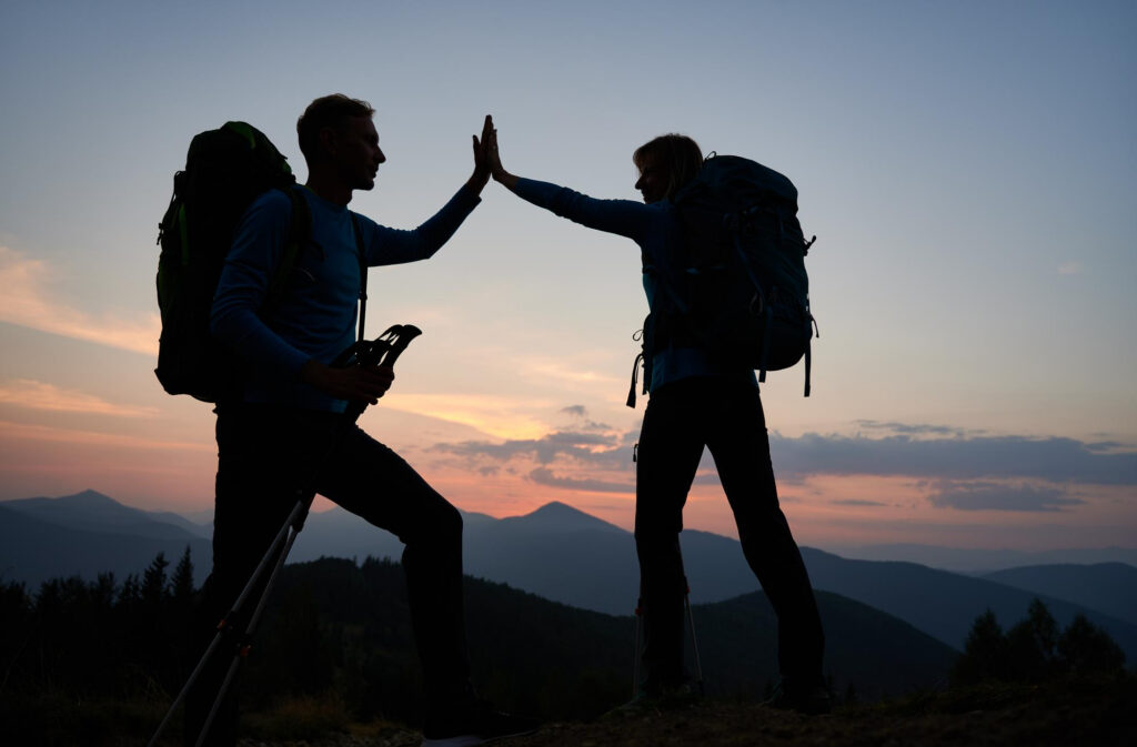 Escursione trekking al tramonto con escursionisti nel Parco Nazionale del Circeo vicino a Sabaudia
