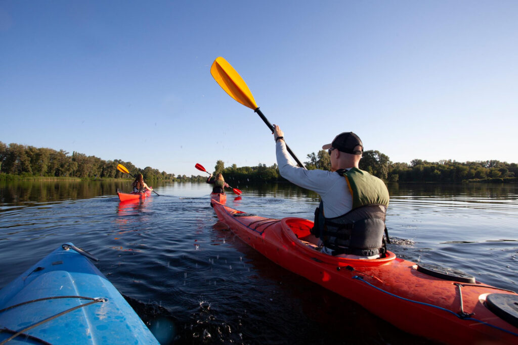 Escursione in kayak sul lago di Sabaudia nel Parco Nazionale del Circeo vicino all’Hotel Sabaudia