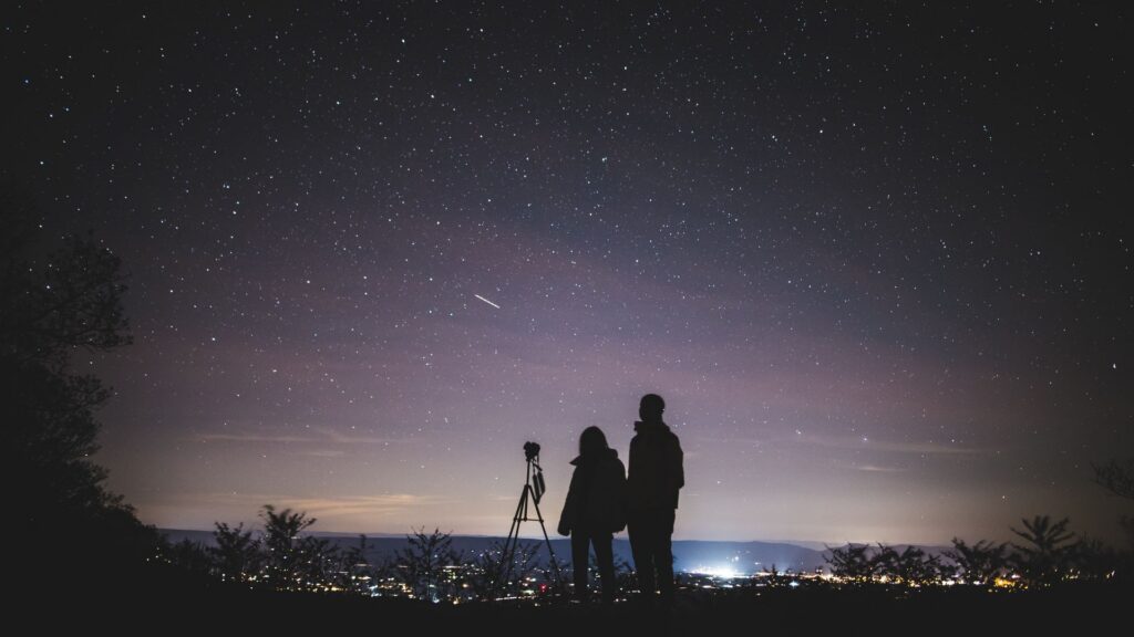 Osservazione delle stelle nel Parco Nazionale del Circeo vicino a Sabaudia con cielo notturno e panorama